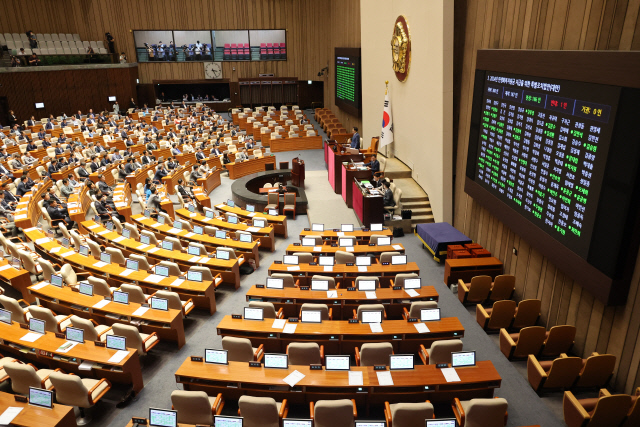 2일 오후 국회 본회의에서 '전국민 25만원 지원법'(민생회복지원금 특별조치법)이 통과되고 있다. 연합뉴스